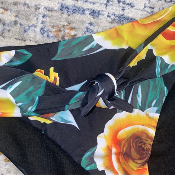 Flower bikini - Picture 5 of 6